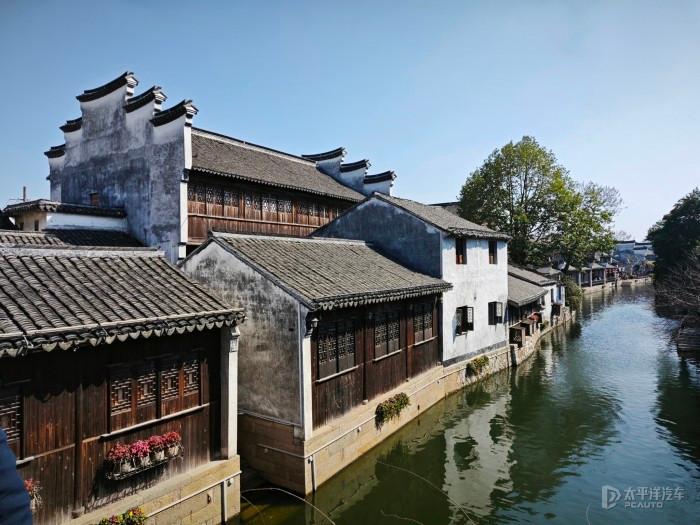李连杰携妻女出游,62岁利智笑容慈祥老态尽显
